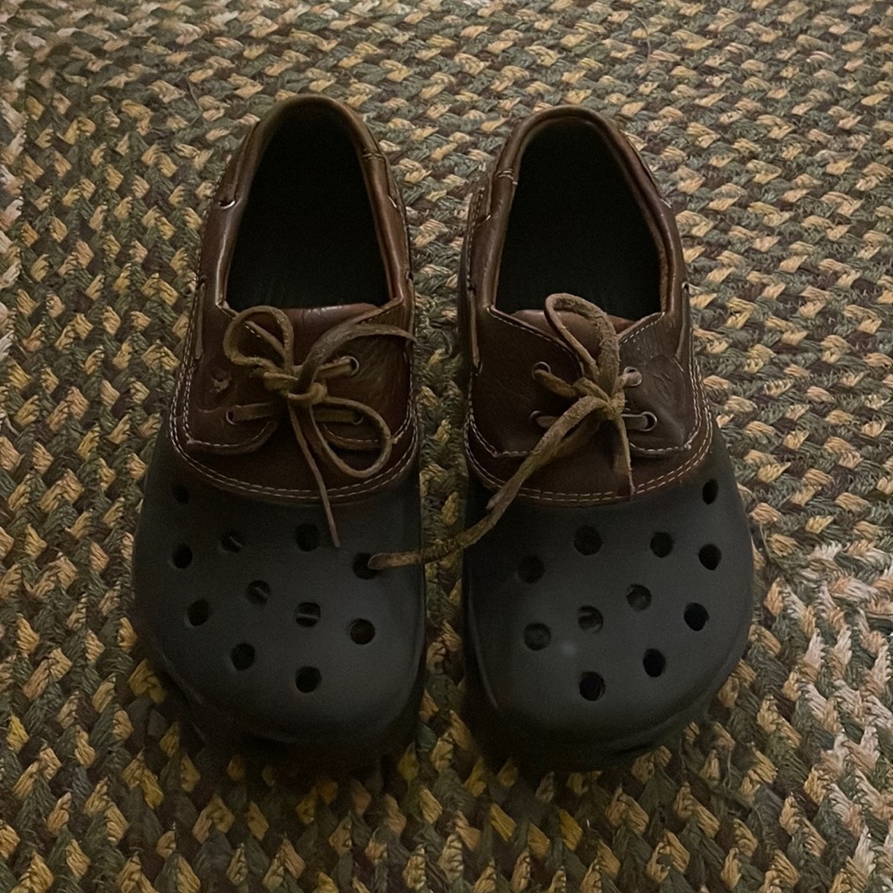 Islander Crocs men’s size 5/women’s size 7